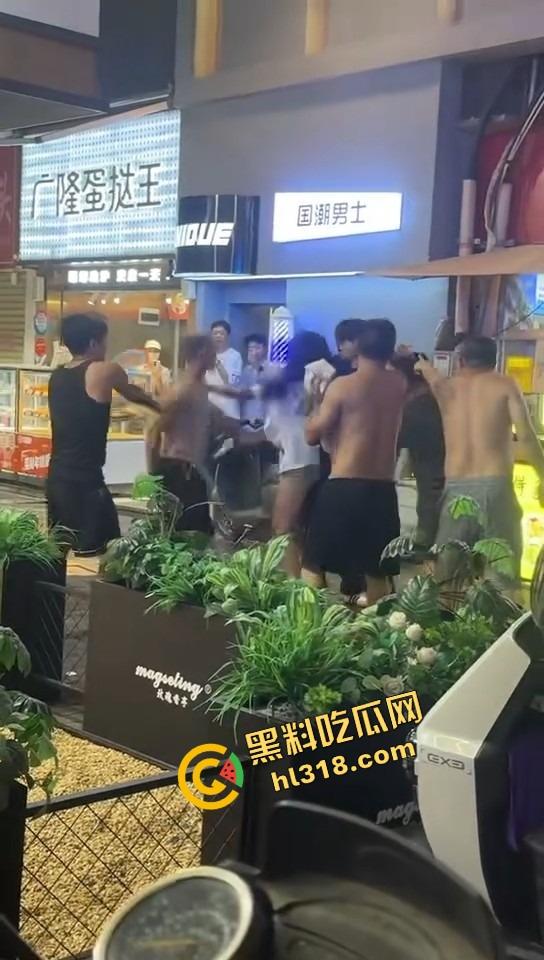 白云区老楼顶炸场，精神小伙带小妹空降大叔地盘，十几人混战，岁数终究敌不过荷尔蒙！-3