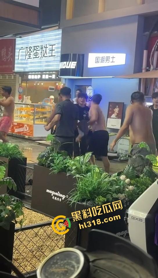 白云区老楼顶炸场，精神小伙带小妹空降大叔地盘，十几人混战，岁数终究敌不过荷尔蒙！-4