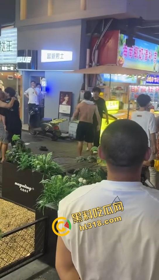 白云区老楼顶炸场，精神小伙带小妹空降大叔地盘，十几人混战，岁数终究敌不过荷尔蒙！-9