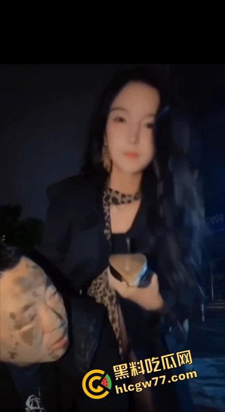 西安调教女皇【洋洋】大街遛狗男 M男舔鞋跟舔到喘 路人围观还被骂 笑疯了！-6