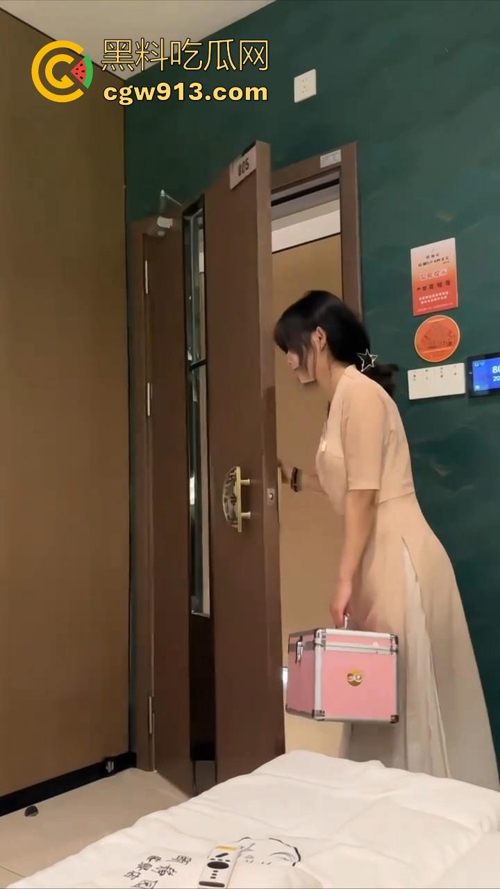 沐足偶遇白月光技师，甜美可爱清纯温柔，怒砸3000带回酒店后入，年轻时得不到的加倍操回来！-2