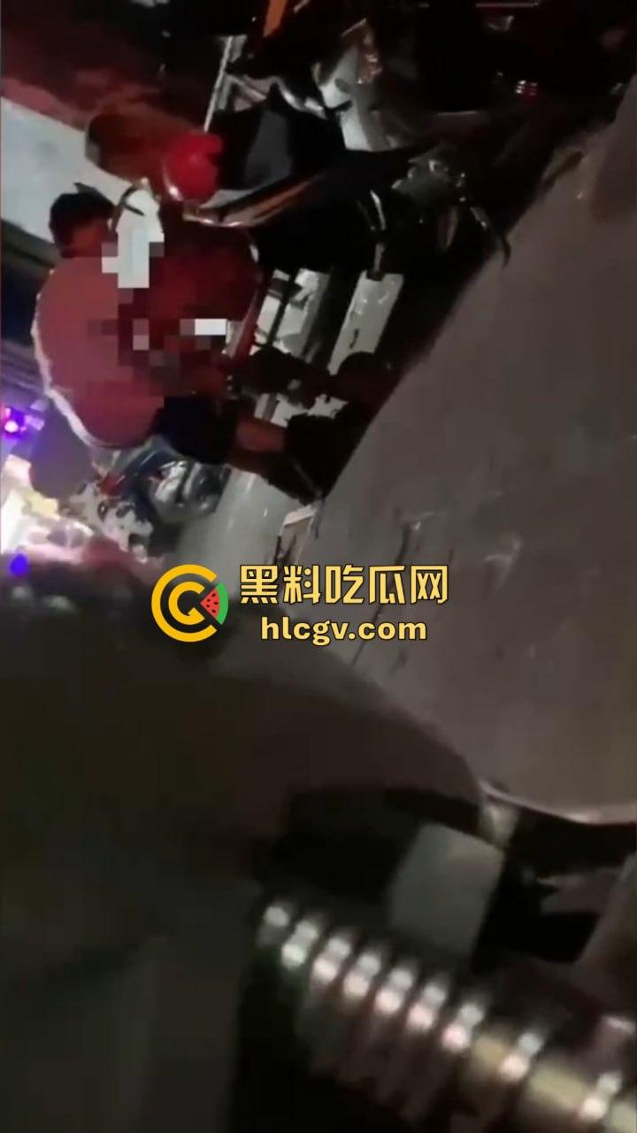 酒吧门口铁板车上的车震!网友冒死偷拍最后一摔直接笑出声,车都翻了还操个屁啊!这硬都硬不起来了吧!-1