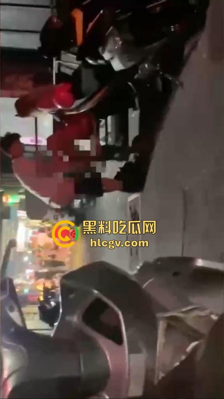 酒吧门口铁板车上的车震!网友冒死偷拍最后一摔直接笑出声,车都翻了还操个屁啊!这硬都硬不起来了吧!-2