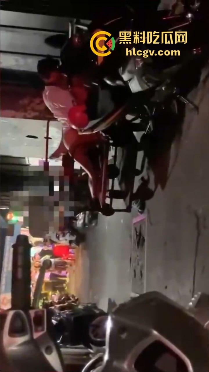 酒吧门口铁板车上的车震!网友冒死偷拍最后一摔直接笑出声,车都翻了还操个屁啊!这硬都硬不起来了吧!-3