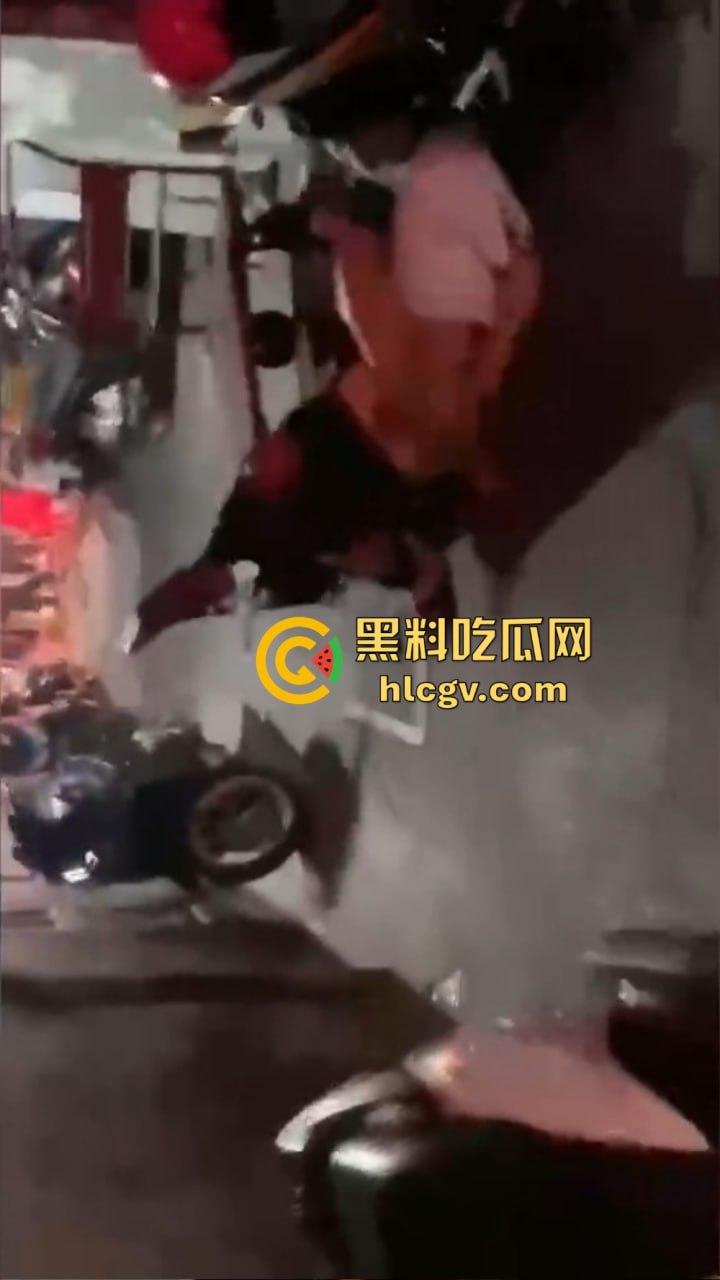 酒吧门口铁板车上的车震!网友冒死偷拍最后一摔直接笑出声,车都翻了还操个屁啊!这硬都硬不起来了吧!-5