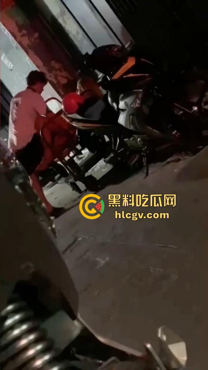 酒吧门口铁板车上的车震!网友冒死偷拍最后一摔直接笑出声,车都翻了还操个屁啊!这硬都硬不起来了吧!-6