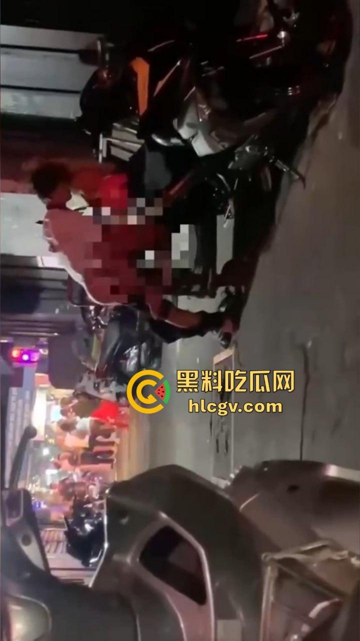 酒吧门口铁板车上的车震!网友冒死偷拍最后一摔直接笑出声,车都翻了还操个屁啊!这硬都硬不起来了吧!-7