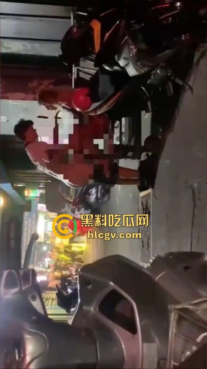 酒吧门口铁板车上的车震!网友冒死偷拍最后一摔直接笑出声,车都翻了还操个屁啊!这硬都硬不起来了吧!-8