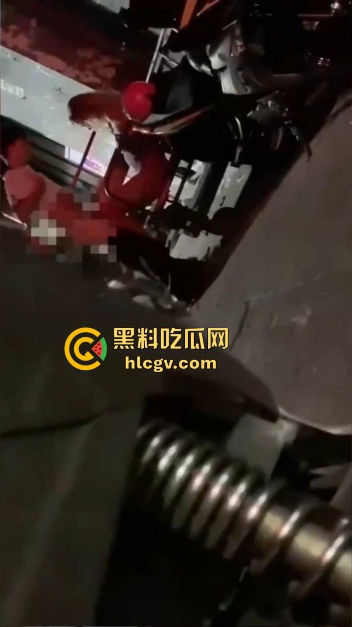 酒吧门口铁板车上的车震!网友冒死偷拍最后一摔直接笑出声,车都翻了还操个屁啊!这硬都硬不起来了吧!-9
