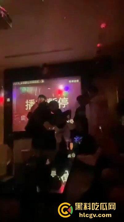 台湾宜兰高职生KTV狂殴同学！唱歌跑调遭群殴，另一边同学悠哉玩王者荣耀，场面极度魔幻！-2