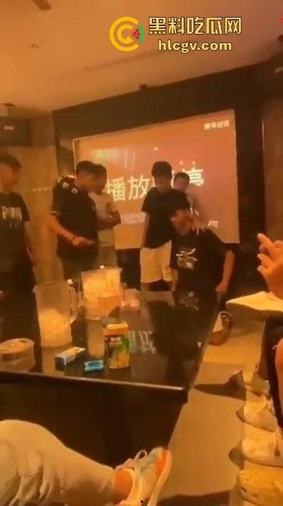 台湾宜兰高职生KTV狂殴同学！唱歌跑调遭群殴，另一边同学悠哉玩王者荣耀，场面极度魔幻！-4