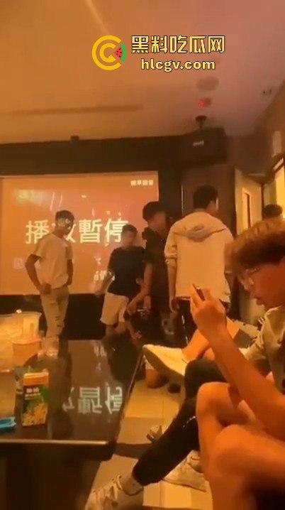 台湾宜兰高职生KTV狂殴同学！唱歌跑调遭群殴，另一边同学悠哉玩王者荣耀，场面极度魔幻！-6