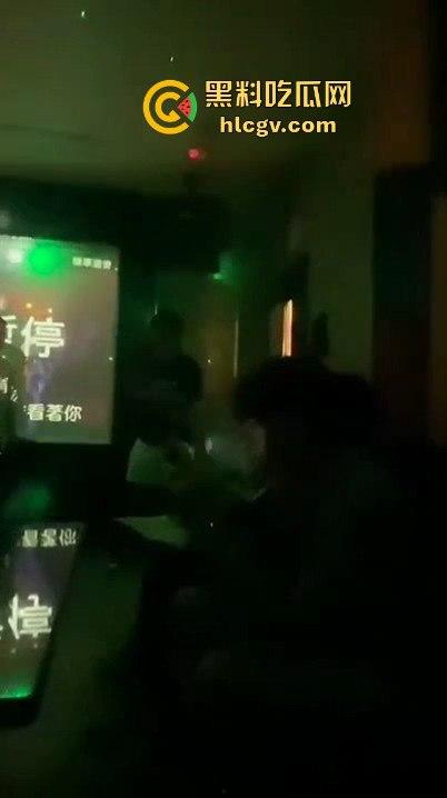 台湾宜兰高职生KTV狂殴同学！唱歌跑调遭群殴，另一边同学悠哉玩王者荣耀，场面极度魔幻！-9