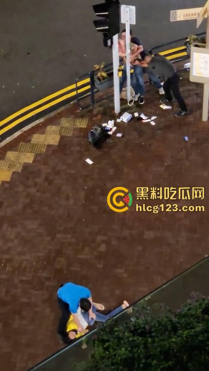 小偷夫妻挺猖狂！【黄埔新天地AEON】惊现“拿”货男女 被保安当众“打包”带走 丢人丢到家了！-4