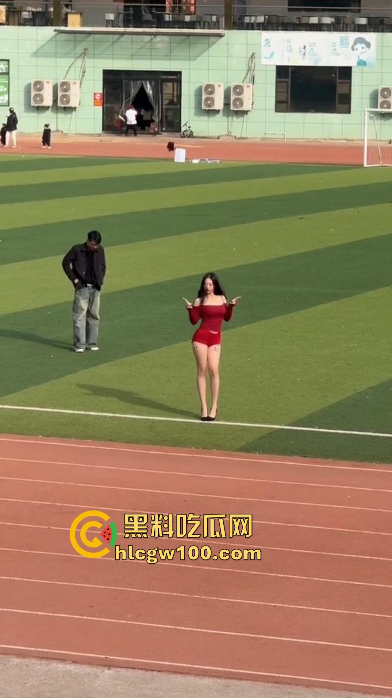 广州财经大学女大学生骚的在操场拍擦边视频，旁边男大看的枪都快走火，结果加微信被当场打脸，局面尴尬变名画！-8