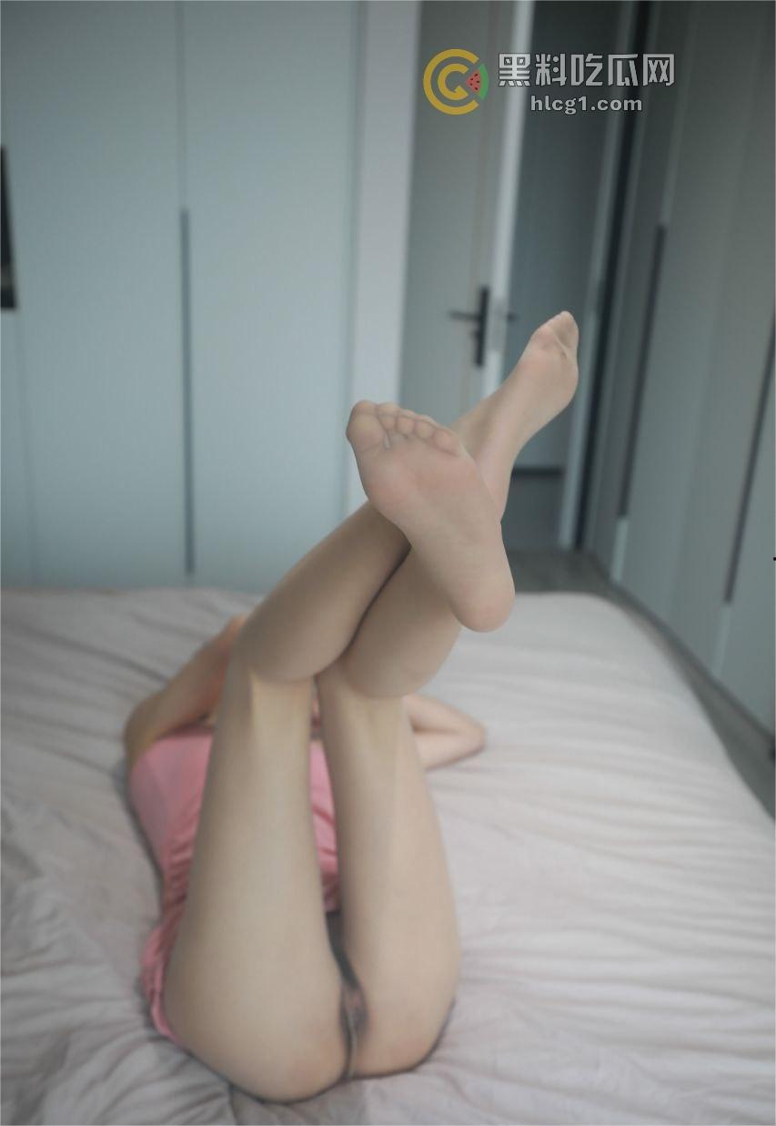 高颜嫩妹似痞幼，土豪定制蜜桃臀粉穴视频流出，性感画面让人狂热-9