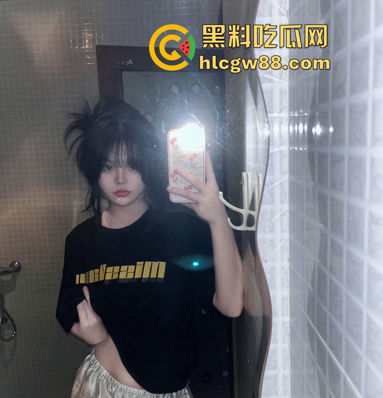 珠海艺术职业学院【杨婷婷】与金主裸拍视频被曝光 极品巨乳抠逼自慰 很有撸点！-1