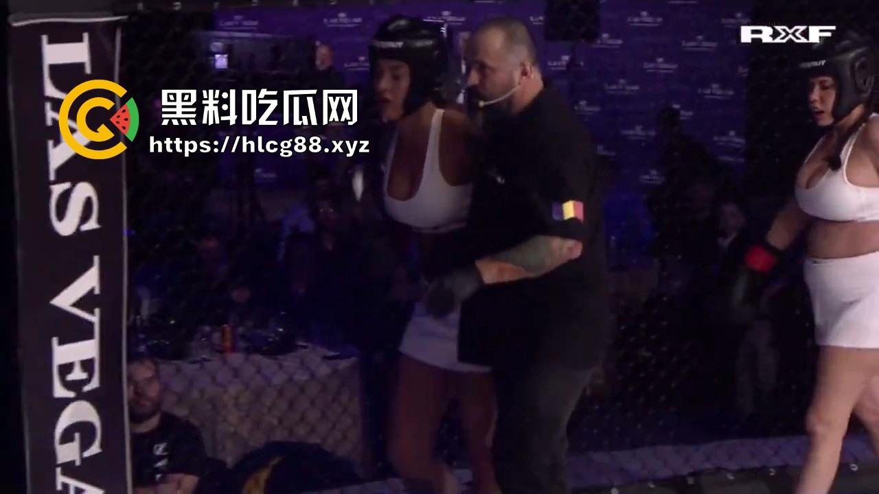罗马尼亚三成人博主大奶妹进八角楼打拳被拳手狂揍，这要是换到床上2个男的都不够看！-10