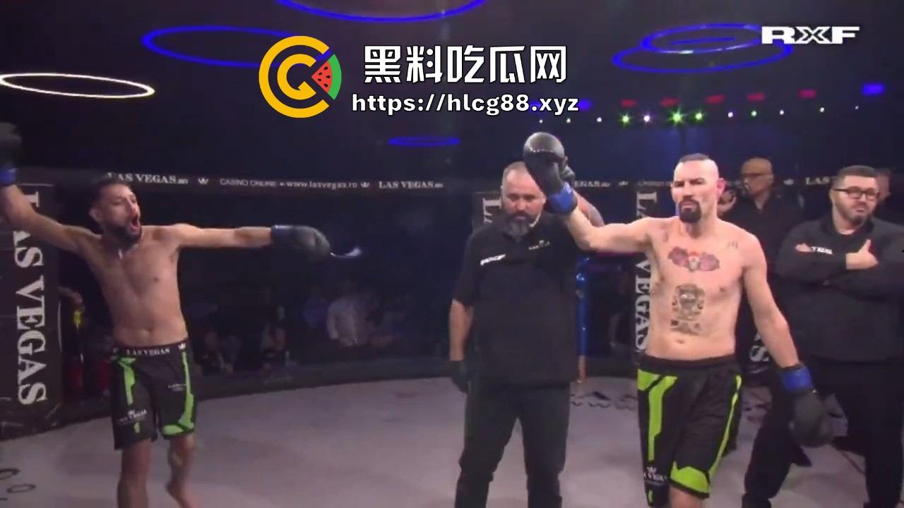 罗马尼亚三成人博主大奶妹进八角楼打拳被拳手狂揍，这要是换到床上2个男的都不够看！-13