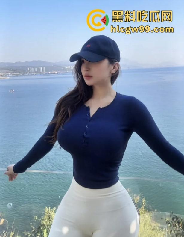 抖音【健身小猫】又出猛料，蜜桃臀绝对天花板，丰满巨乳撑满屏幕，骚货身材男人看了想不沦陷都难！-4