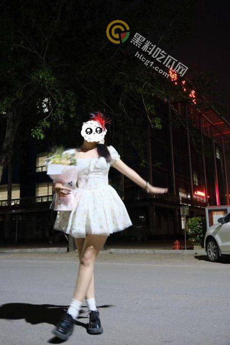 露出反差婊甜甜 「yiyii_01」大马路露出惊现，日常生活照与福利姬身份巨大反差引热议！-1