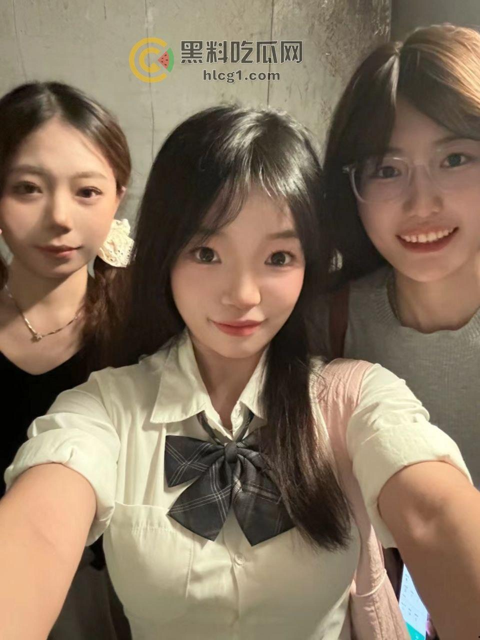 露出反差婊甜甜 「yiyii_01」大马路露出惊现，日常生活照与福利姬身份巨大反差引热议！-6