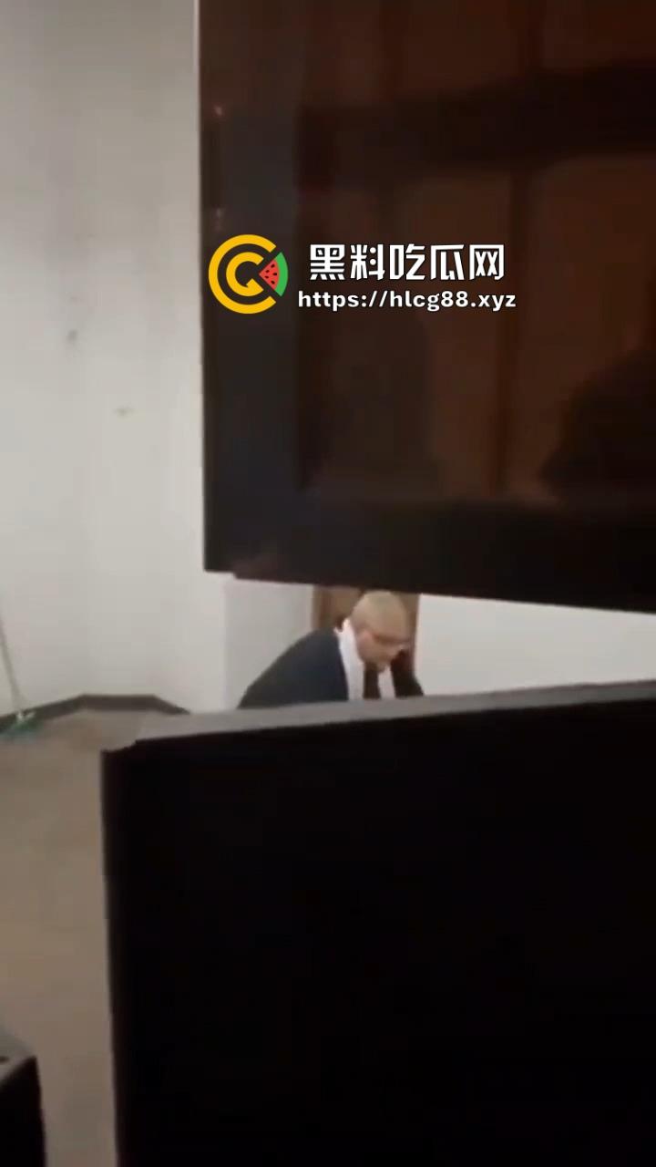 西班牙神棍教堂后操逼被偷录，闻完骚内裤掏鸡巴净化，哈利路亚喊得桌子都晃！-8