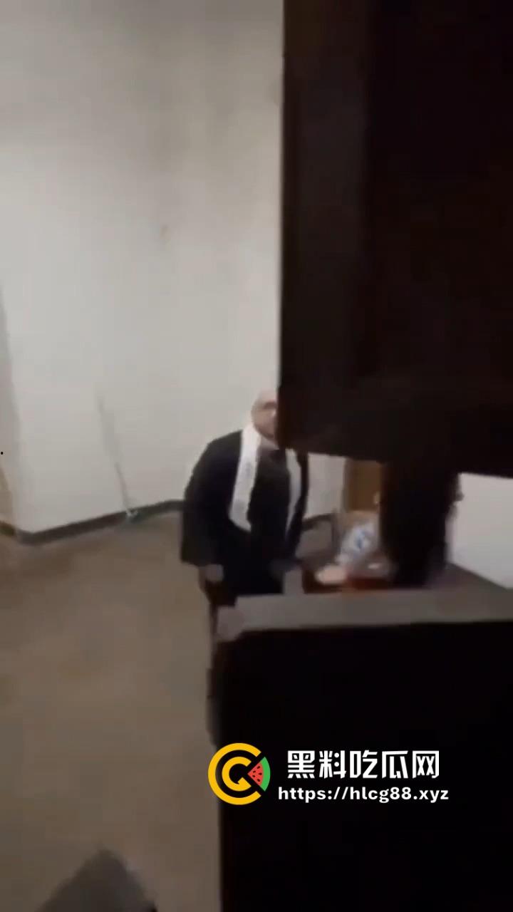 西班牙神棍教堂后操逼被偷录，闻完骚内裤掏鸡巴净化，哈利路亚喊得桌子都晃！-9