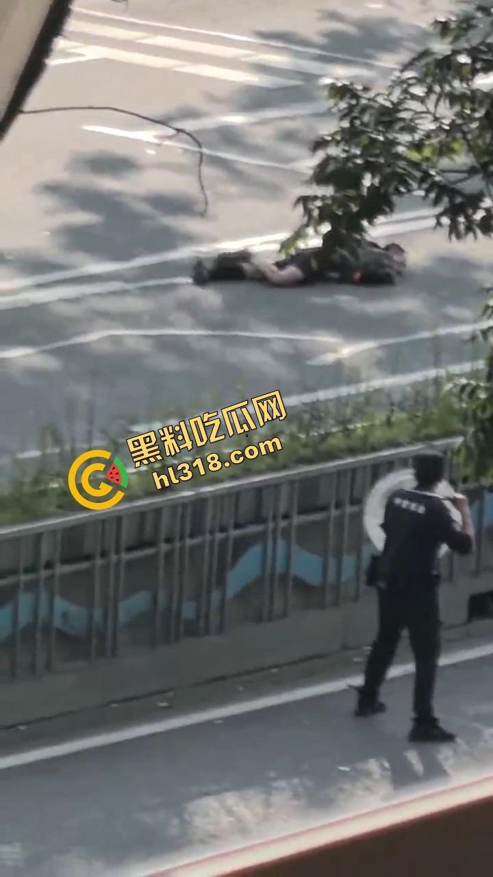 东莞中堂街头真人炸鸡秀，大哥背炸弹变身爆破鬼才堵路，手握军刺装狠，警方现场上演爆头大戏！-4