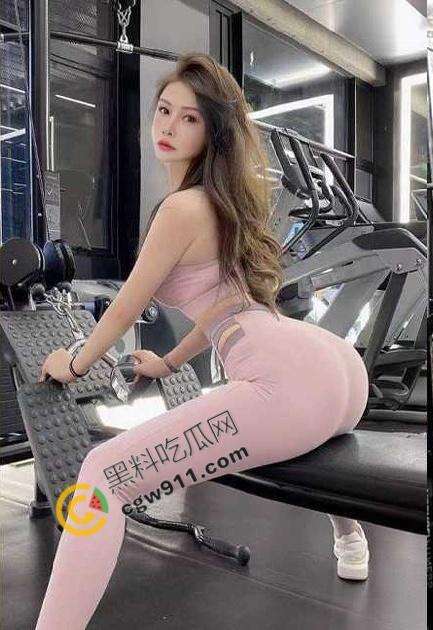 瑜伽房中的极限狂欢：36D模特女友练瑜伽时被男友揉奶抚穴，大肉棒猛插白虎美鲍，淫姿勾魂！-1