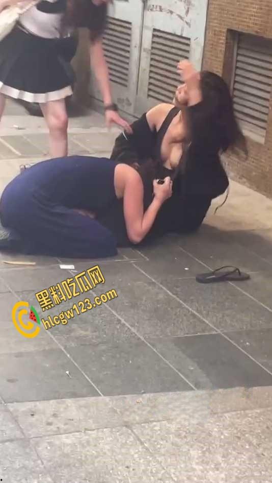 两集美醉酒后撒泼在大街上,撕扯露出大半个奶子,是提前商量好的还是不 小心的?-2