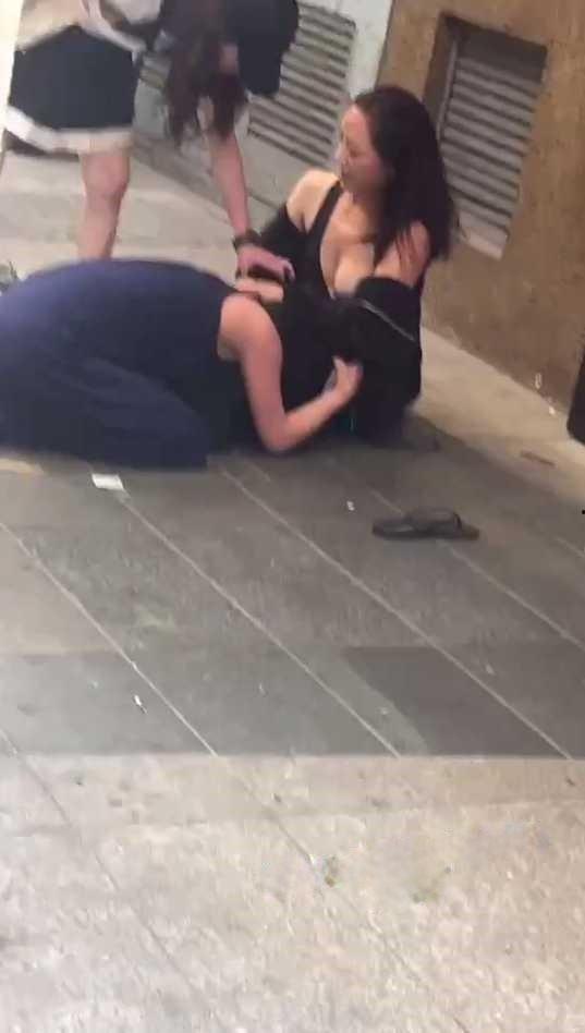 两集美醉酒后撒泼在大街上,撕扯露出大半个奶子,是提前商量好的还是不 小心的?-3