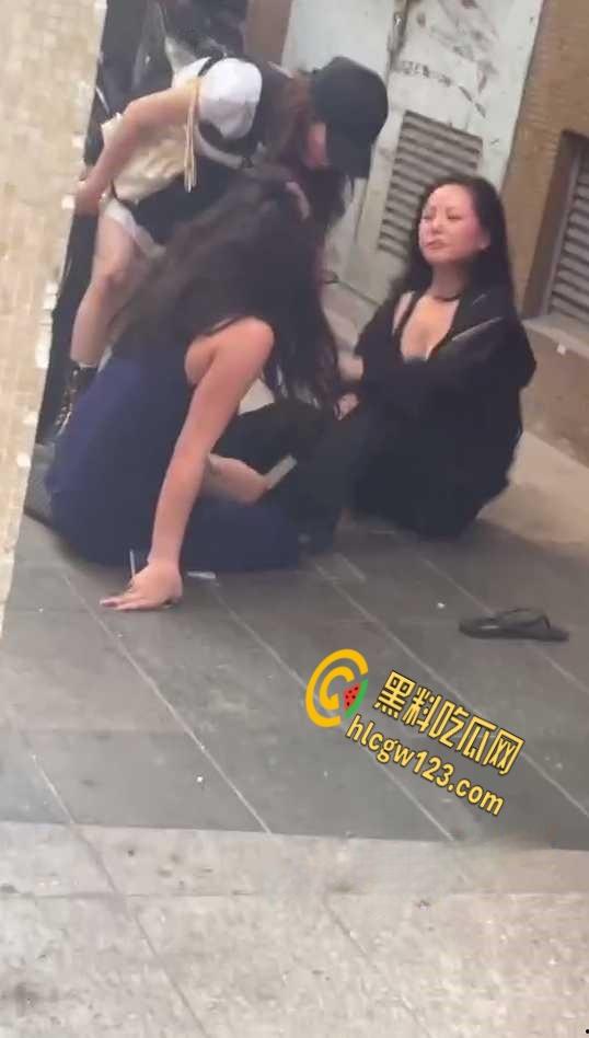 两集美醉酒后撒泼在大街上,撕扯露出大半个奶子,是提前商量好的还是不 小心的?-5