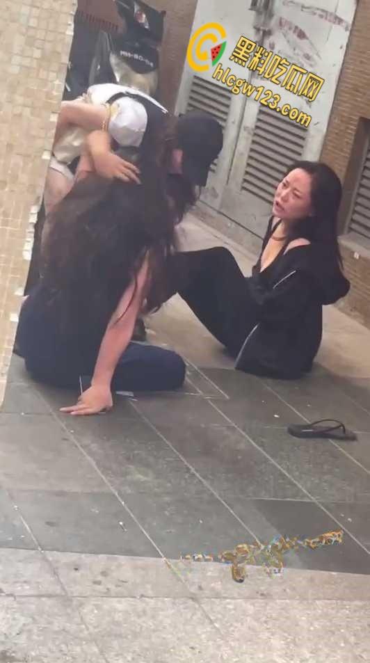 两集美醉酒后撒泼在大街上,撕扯露出大半个奶子,是提前商量好的还是不 小心的?-6