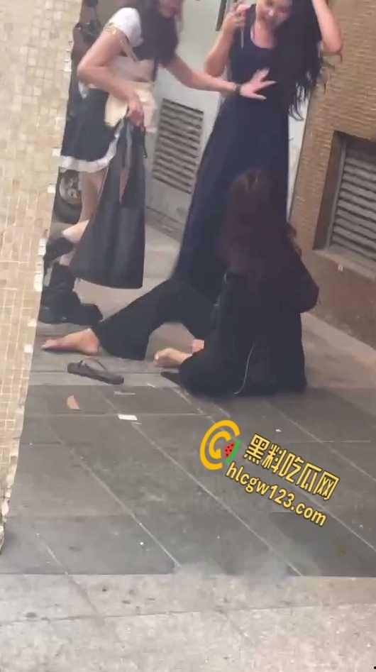 两集美醉酒后撒泼在大街上,撕扯露出大半个奶子,是提前商量好的还是不 小心的?-7