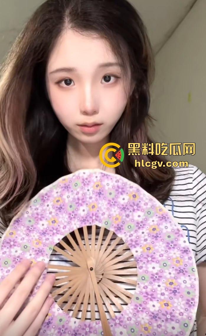 抖音骚货『果冻小姐』03年留学生,跳完手势舞就拉进群给你甩奶抖逼,裸舞自慰,真是价钱到位骚到极限!-4