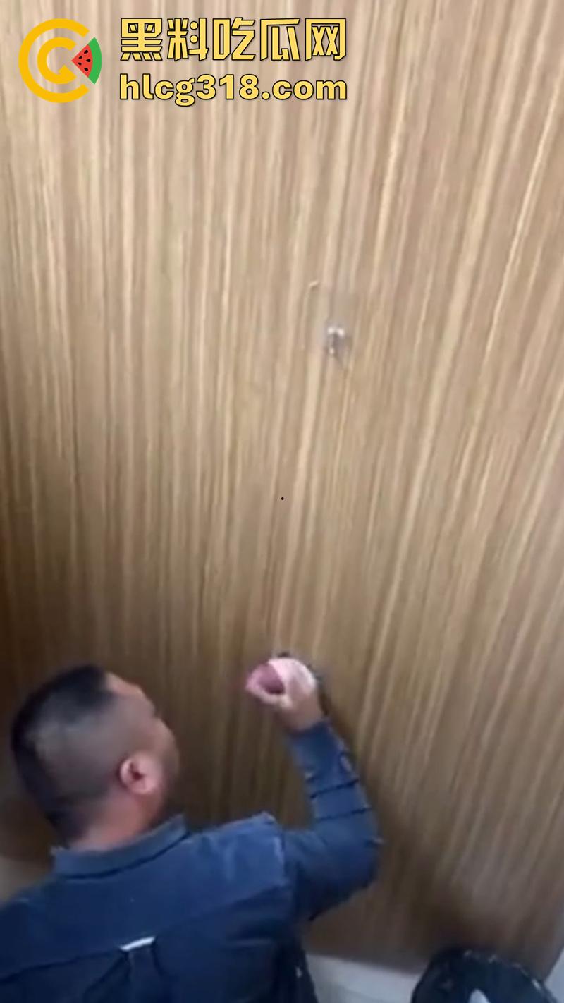 成都男同墙洞吃鸡，约炮见屌不见人，深入鸟洞疯狂吮吸，也不怕来个快乐牌刀片！-6