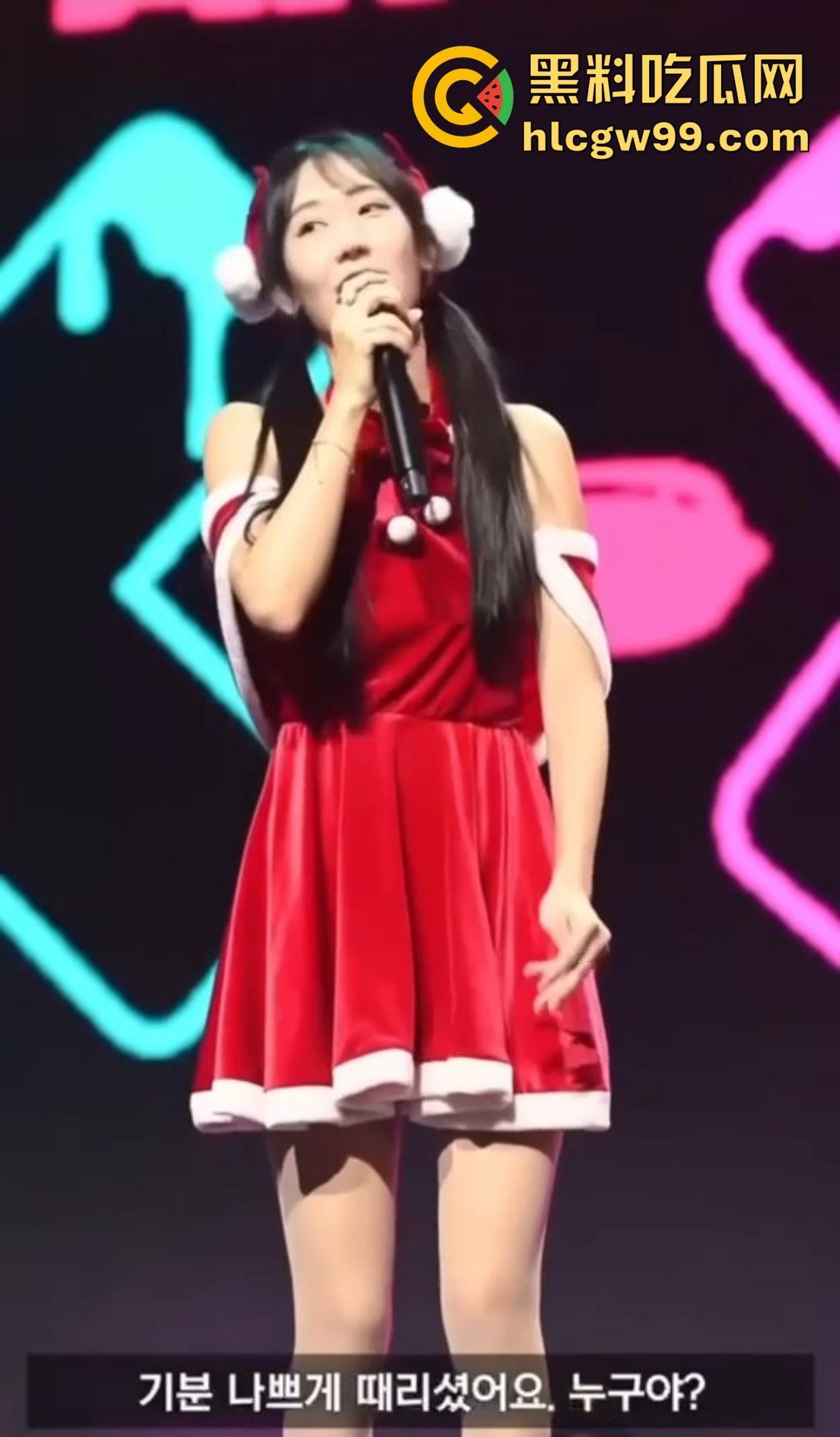 韩国变态综艺大曝光，女嘉宾肉丝真空被抽屁股，抽到逼湿呻吟不断，这是综艺还是SM现场？-11