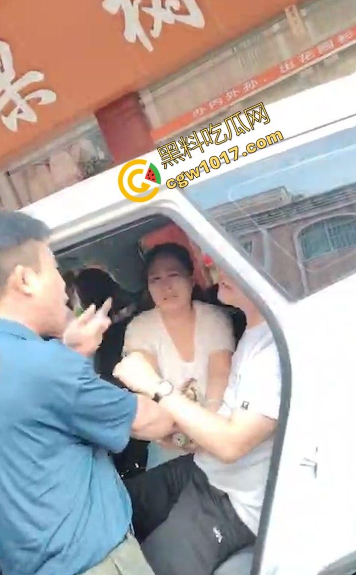 揭阳街头爆眼福！31岁小鲜肉与47岁阿姨车内忘情亲热，被捉现行，网友狂咳：啃老树嫩牛淫贱情热！-5