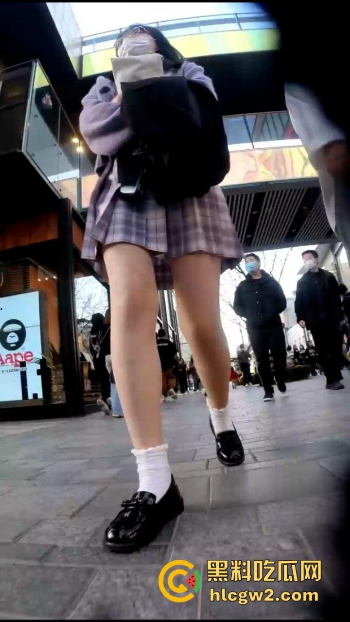 入冬前最后一波抄底福利 北京三里屯实拍街头妹子裙底 黑丝肉缝小内裤看完包射！-4