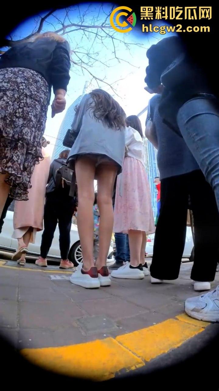 入冬前最后一波抄底福利 北京三里屯实拍街头妹子裙底 黑丝肉缝小内裤看完包射！-7