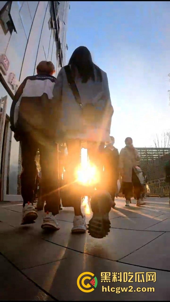 入冬前最后一波抄底福利 北京三里屯实拍街头妹子裙底 黑丝肉缝小内裤看完包射！-9