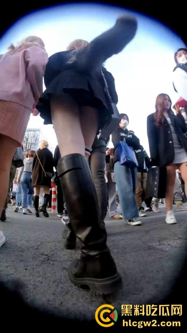 入冬前最后一波抄底福利 北京三里屯实拍街头妹子裙底 黑丝肉缝小内裤看完包射！-10