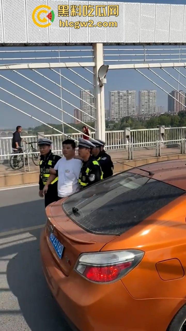 湖南衡阳小伙为求女友复合上演轻生苦肉计 中途又反悔 “桥不跳了，人还是要带走的！”-2