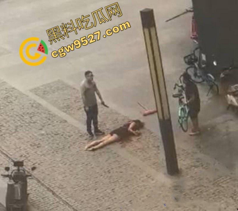 成都大街上杀妻现场曝光！男子怒捅妻子数刀直至死亡，杀疯了欲对旁边路人下手，现场血淋淋一片恐怖至极-7