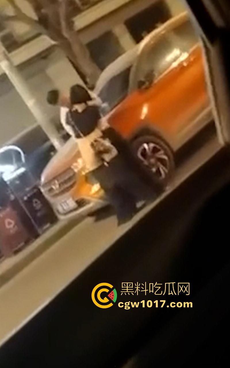 模糊的画质清晰的实力！不是哥们你喂了什么春药吗？这女的直接跟你在路边干了起来，直接脱衣扣了起来彻底放飞！-3