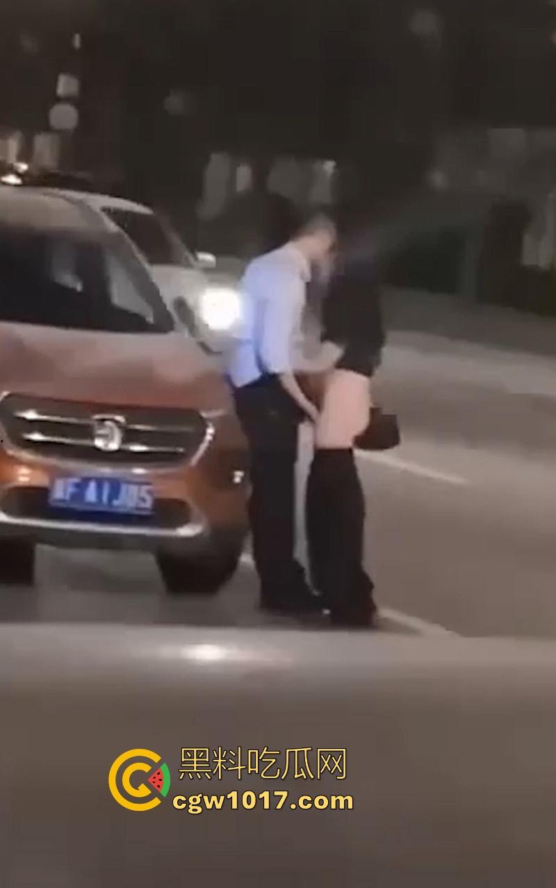 模糊的画质清晰的实力！不是哥们你喂了什么春药吗？这女的直接跟你在路边干了起来，直接脱衣扣了起来彻底放飞！-4