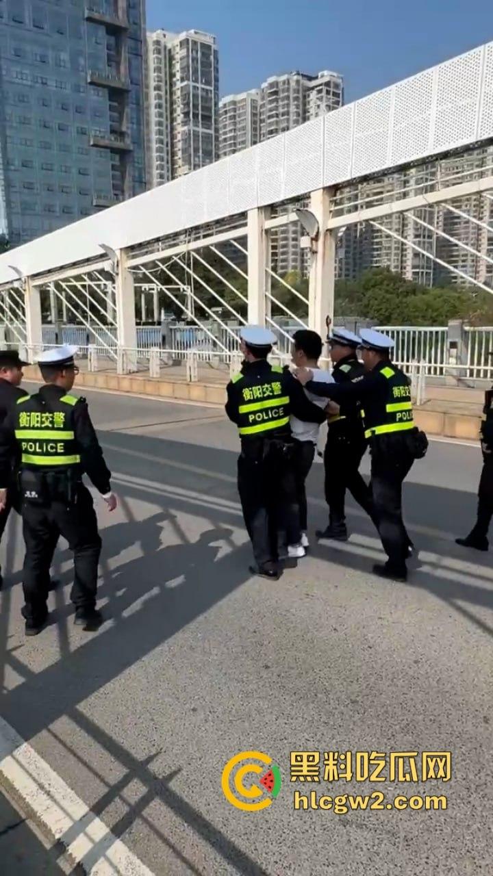 湖南衡阳小伙为求女友复合上演轻生苦肉计 中途又反悔 “桥不跳了，人还是要带走的！”-8