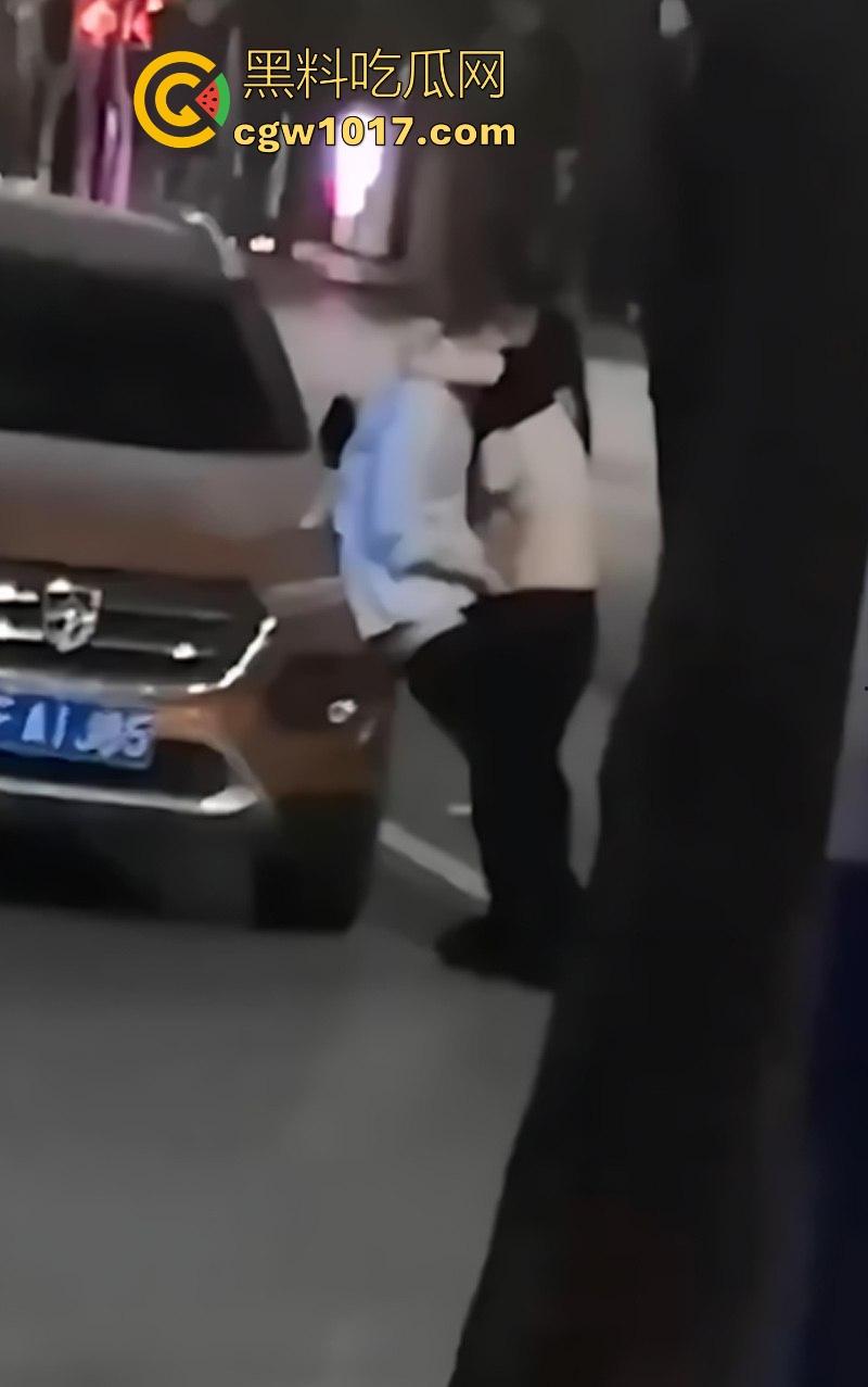 模糊的画质清晰的实力！不是哥们你喂了什么春药吗？这女的直接跟你在路边干了起来，直接脱衣扣了起来彻底放飞！-7