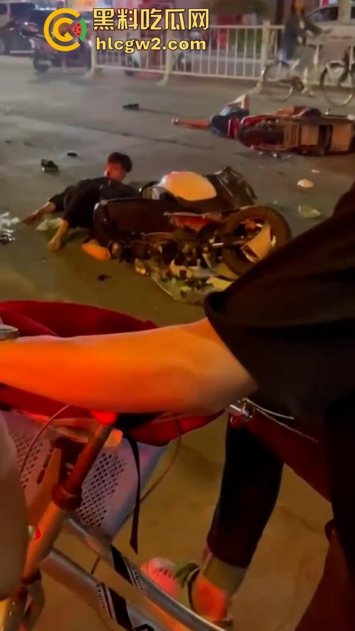 “晕倒前先把微信记录清一下！”潮汕东彩路精神小伙酒后驾摩托车狂飙酿车祸 不顾断腿先拿手机 这是有啥秘密啊？-7